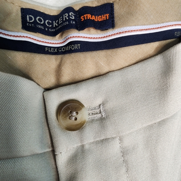 Dockers Signature Straight Leg Pants in Khaki Size 36x30 - Picture 3 of 6